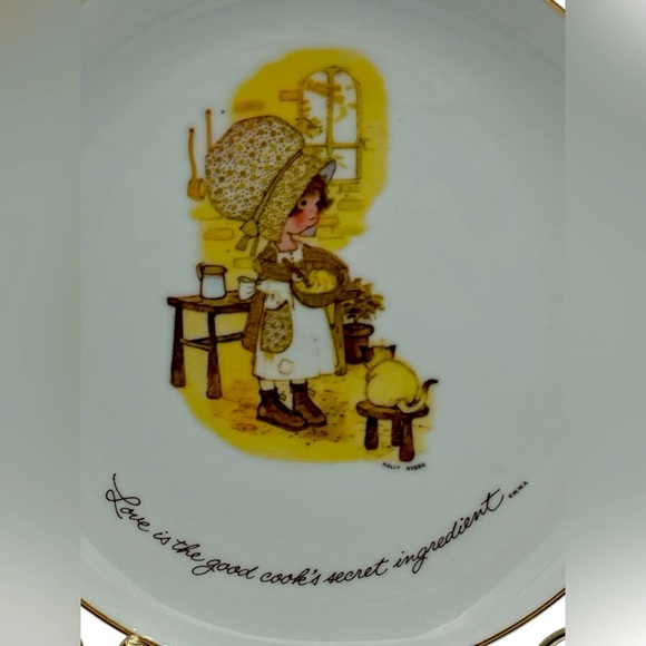 Vintage Holly Hobbie Collector Decorative Plate “Love is the Good Cooks Secret” - Picture 3 of 5